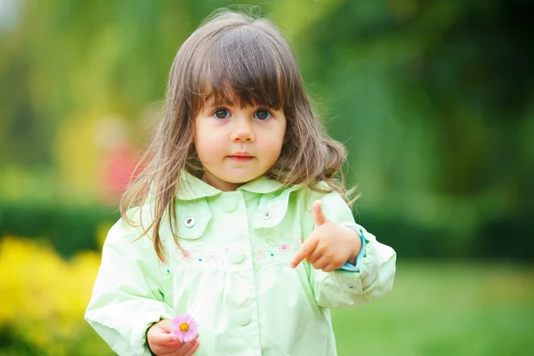 Petite fille dans le parc de marche vert . — Photo