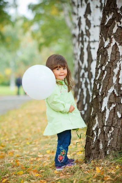 Little girl in green walking park. — Stock Photo, Image