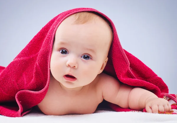 Infant under the towel — Stock Photo, Image
