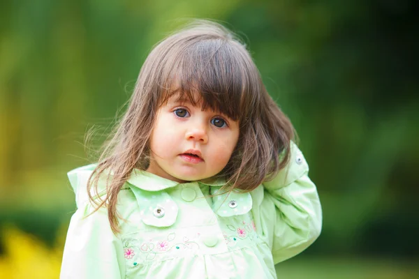 Yeşil park yürüme küçük kız. — Stok fotoğraf