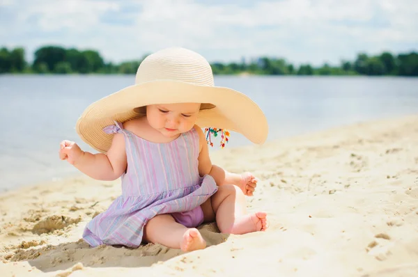 Kumsaldaki küçük tatlı kız — Stok fotoğraf