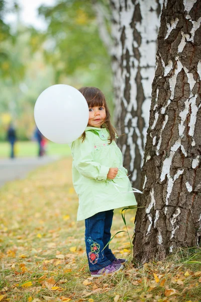 Yeşil park yürüme küçük kız. — Stok fotoğraf