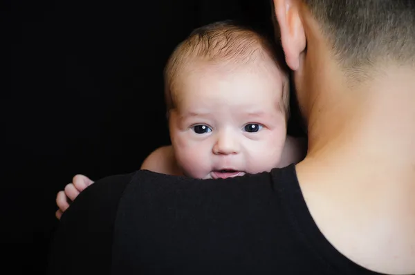 Vader bedrijf pasgeboren baby — Stockfoto