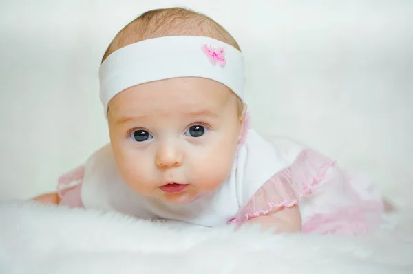 Маленькая девочка в розе . — стоковое фото