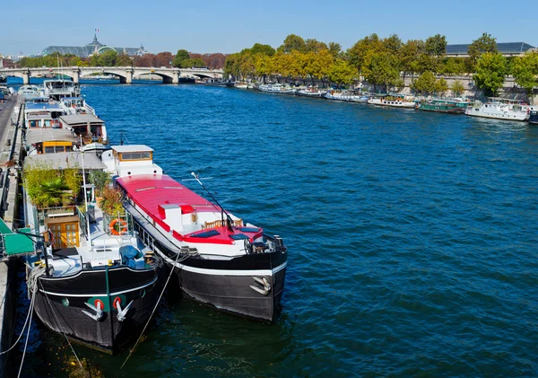 A barge on the Seine — Stock Photo, Image