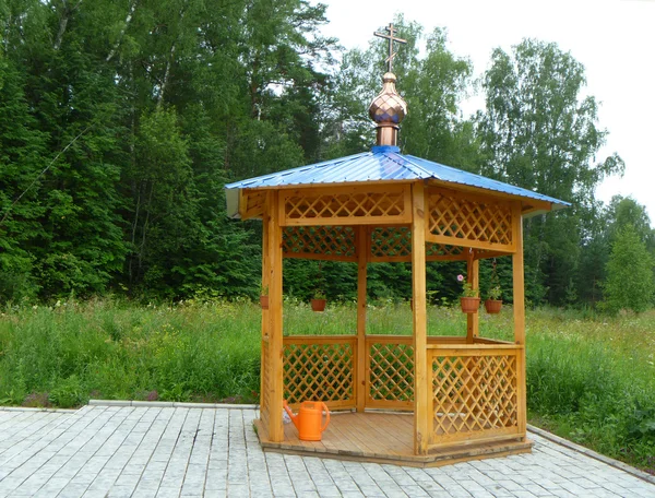 Wooden summerhouse on background green tree — Stock Photo, Image
