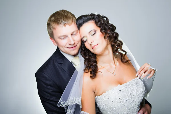 Feliz apenas casado noiva e noivo — Fotografia de Stock