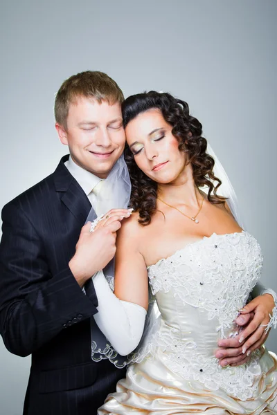 Feliz recién casada novia y novio —  Fotos de Stock