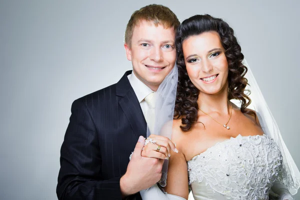 Frisch verheirateter Bräutigam und Braut in grau — Stockfoto
