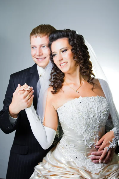 Apenas casado noivo e noiva em cinza — Fotografia de Stock