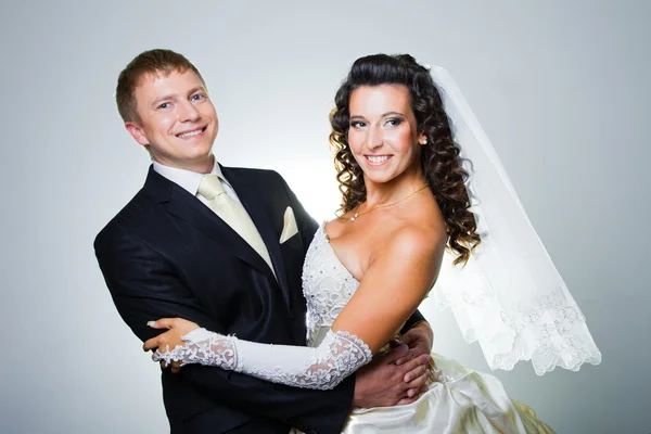 Glad bara gift bruden och brudgummen — Stockfoto