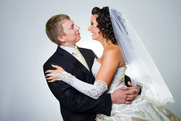 Net getrouwd bruidegom en de bruid — Stockfoto