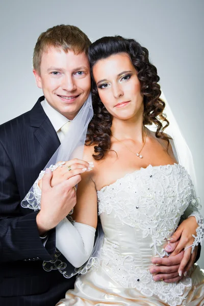 Čerstvě vdaná, ženich a nevěsta na šedé — Stock fotografie