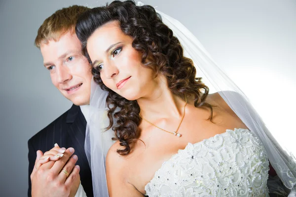 Просто одружений наречений і наречена на сірому — стокове фото
