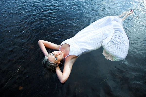 青い川に浮かぶ女性 — ストック写真