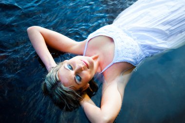 Mavi nehirde yüzen kadın
