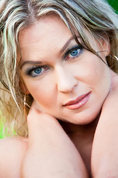 Όμορφη γυναίκα με μπλε μάτια και τα βρεγμένα μαλλιά — Φωτογραφία Αρχείου