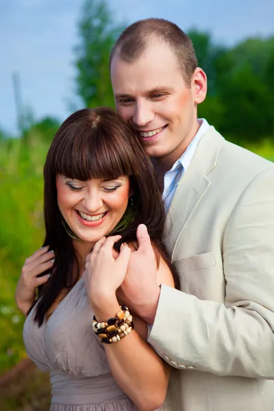 Feliz pareja enamorada abrazando —  Fotos de Stock