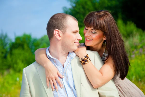 Lyckligt förälskad par omfattar — Stockfoto