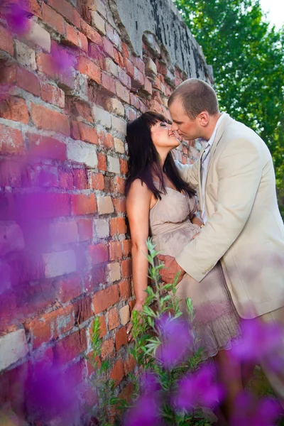 Romantische kiss in de buurt van oude bakstenen muur — Stockfoto