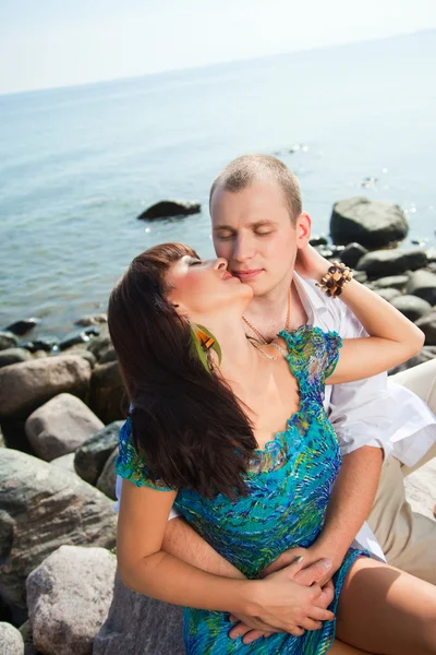 Beso de pareja amorosa cerca del mar azul —  Fotos de Stock