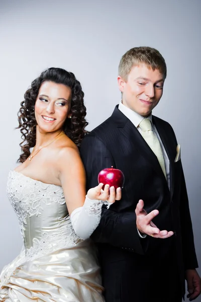Panna młoda, oferując czerwone jabłko wątpliwości pana młodego — Zdjęcie stockowe