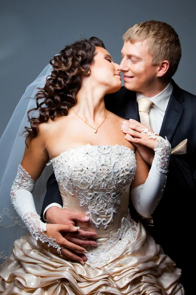Kissing bride and groom — Stock Photo, Image