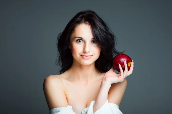 Сексуальная девушка со свежим красным яблоком — стоковое фото