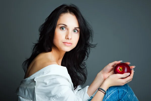 Giovane donna sexy con mela rossa fresca — Foto Stock