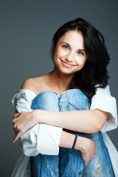 Sexy young woman on wearing blue jeans — Stock Photo, Image