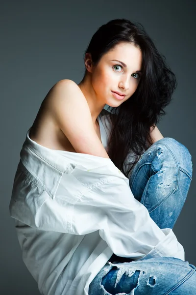 Sexig ung kvinna bära Blå jeans — Stockfoto