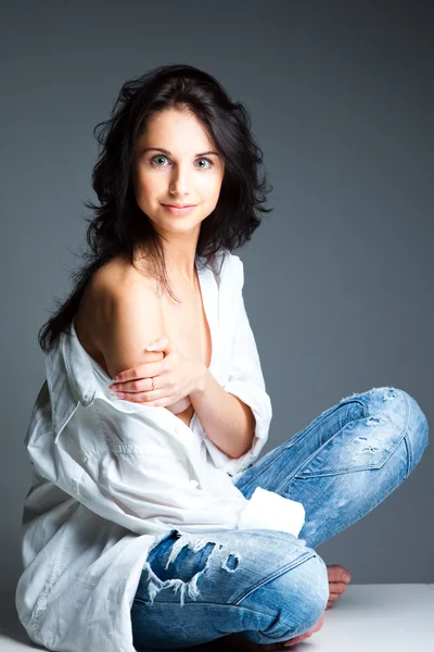 Sexy jovem mulher no vestindo azul jeans — Fotografia de Stock