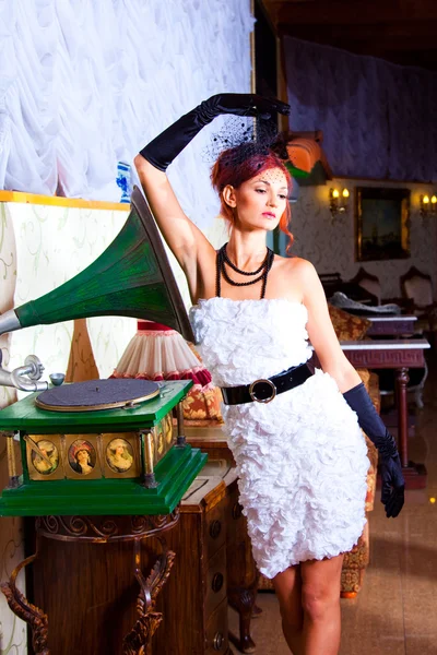 Mulher glamour no interior do salão vintage — Fotografia de Stock