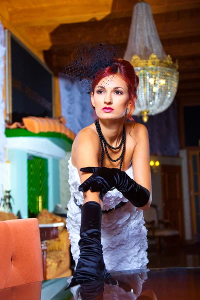 Mujer glamour en el interior de la sala vintage —  Fotos de Stock