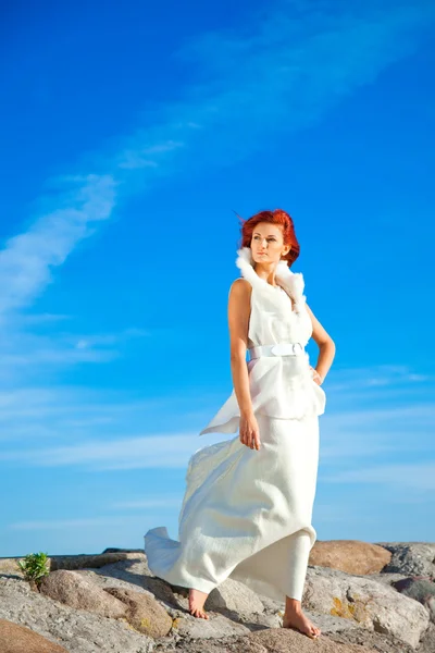 Όμορφη γυναίκα σε άσπρο στην παραλία — Φωτογραφία Αρχείου