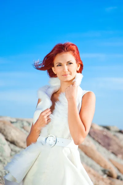 Красивая женщина в белом на берегу моря — стоковое фото