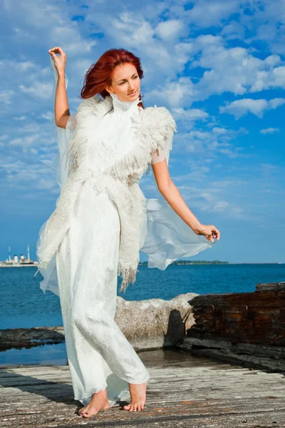 Bella donna in bianco sulla costa — Foto Stock