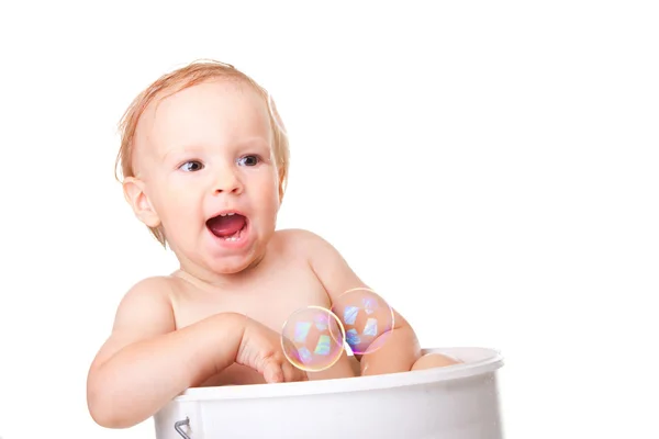 Feliz niño pequeño tomando un baño — Foto de Stock