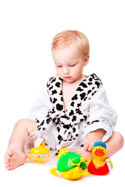 Erkek bebek banyo sonra oyuncaklar ile oynama — Stok fotoğraf