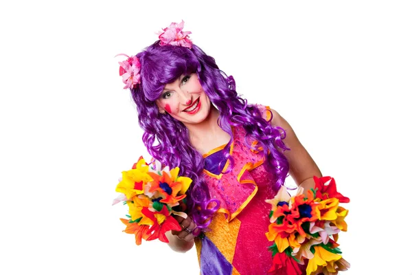 Kvinnlig clown med färgglada blommor — Stockfoto
