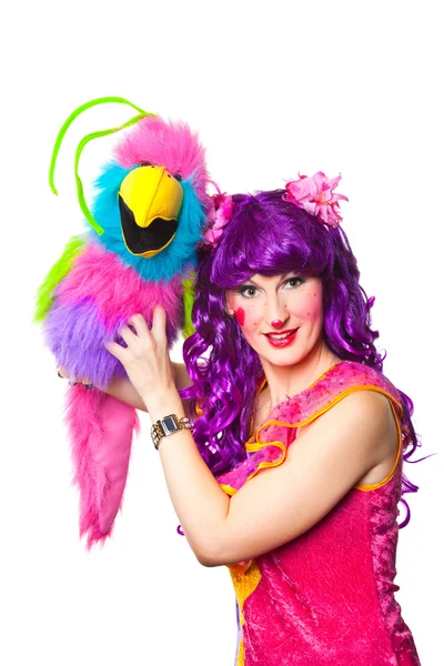 Kobieta pajac z zabawkami kolorowy ptak — Zdjęcie stockowe