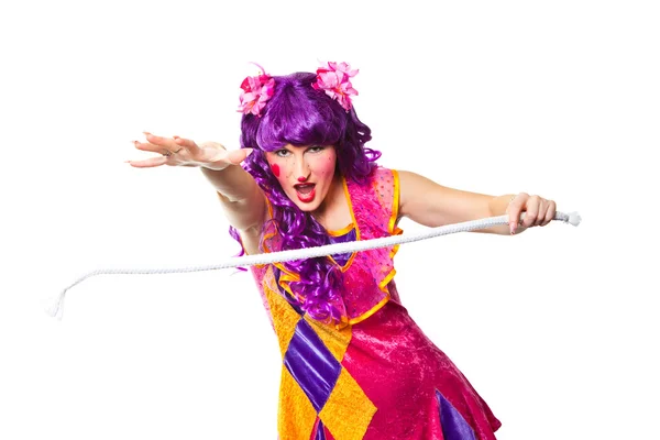 Женщина-клоун делает фокус с помощью веревки — стоковое фото