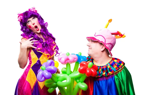 Любящие клоуны с разноцветными цветами — стоковое фото