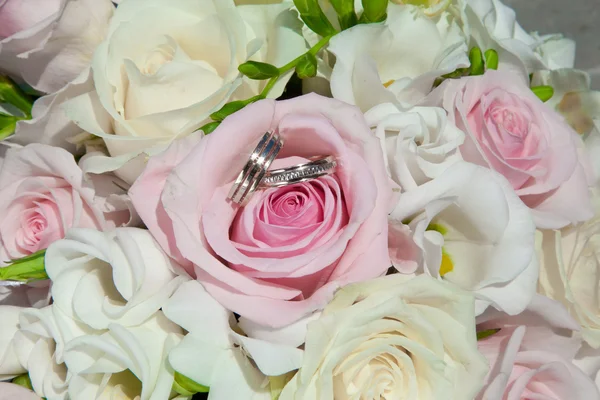 Wedding rings on bouquet of bride — Stock Photo, Image