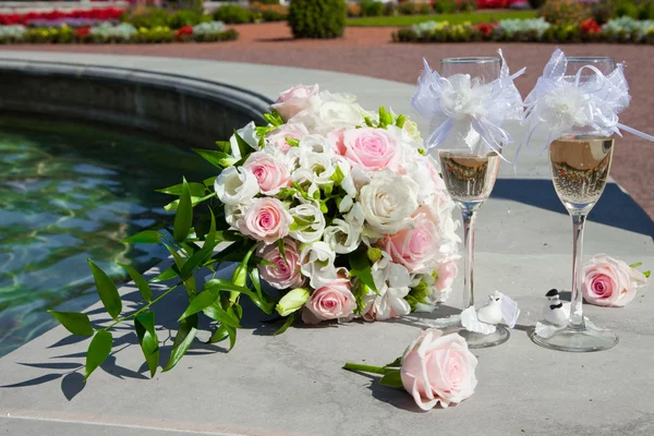 Pernikahan karangan bunga dari tbride dan gelas sampanye — Stok Foto
