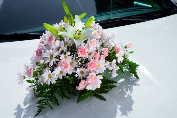 웨딩 카에 꽃다발 — 스톡 사진