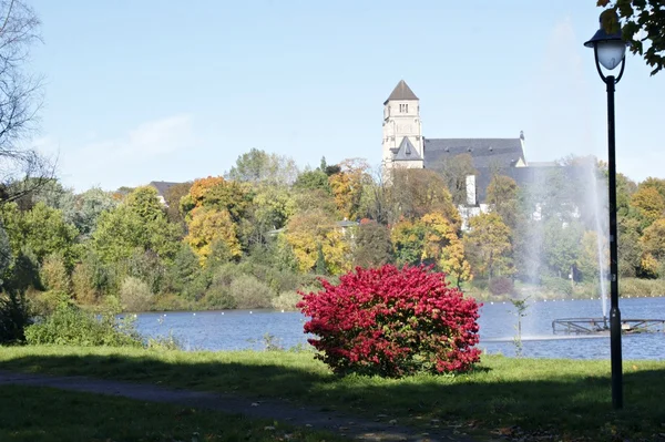 성곽 연못과 성 교회-12 — 스톡 사진