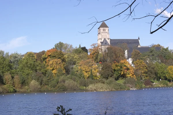 성곽 연못과 성 교회-14 — 스톡 사진