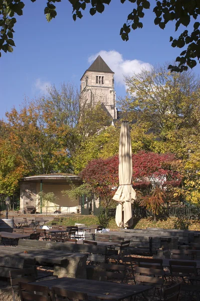 Вид из пивного сада на церковь — стоковое фото