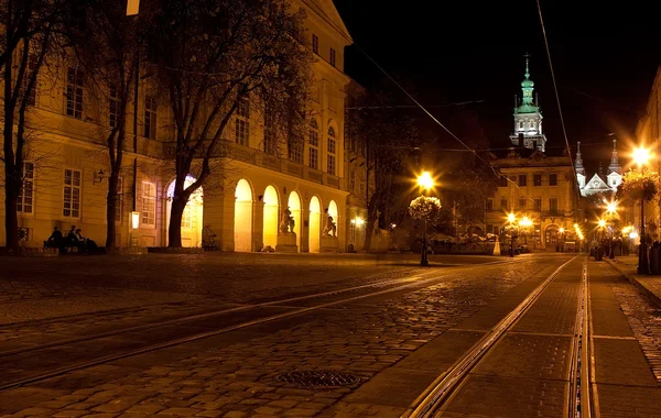 City center i lviv på natten — Stockfoto